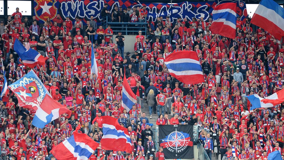 Newspix / Na zdjęciu: flaga Wisła Sharks podczas meczu Wisła Kraków - Legia Warszawa