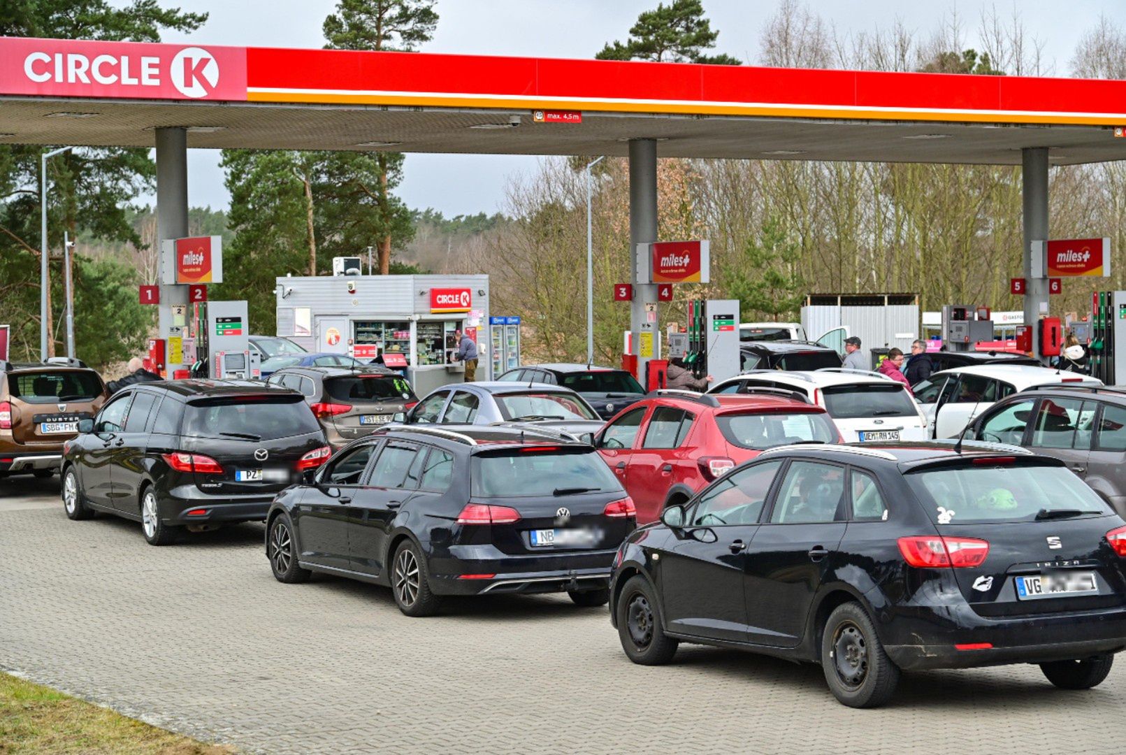 Niemcy, Czesi i Litwini leją do pełna. Dzieje się na stacjach w Polsce