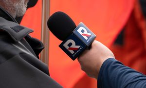 Spadek o ponad 2 mln zł. TV Republika traci finansowanie. W tle rozłam w PiS