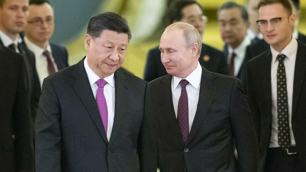 arch35
Russian President Vladimir Putin, right, and Chinese President Xi Jinping enter a hall for the talks in the Kremlin in Moscow, Russia, Wednesday, June 5, 2019. Chinese President Xi Jinping is on visit to Russia this week and is expected to attend Russia's main economic conference in St. Petersburg. (AP Photo/Alexander Zemlianichenko, Pool), APTOPIX
AP POOL