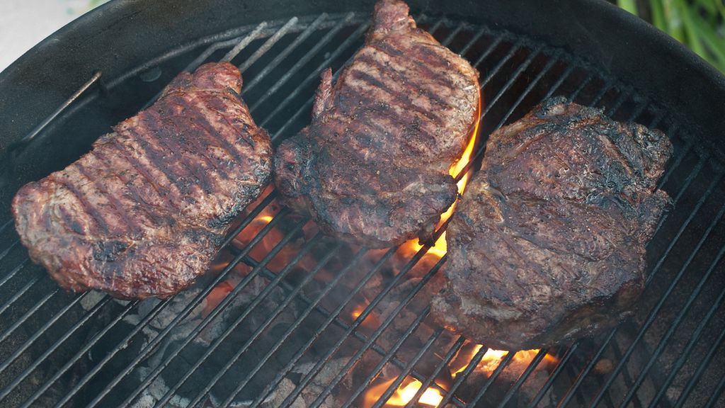 Grillowany stek z antrykotu z kością (mięso i tłuszcz, II klasa mięsa)
