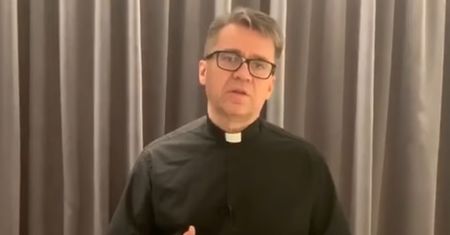 Księdzu przez całą mszę dzwonił telefon. Odebrał i natychmiast ją przerwał