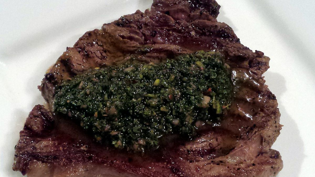 Grillowany stek z antrykotu z kością (mięso i tłuszcz, III klasa mięsa)