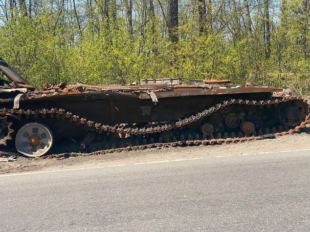 Na drodze można zobaczyć zniszczone rosyjskie czołgi. Fot. Facebook Arkadiusz Sodkiewicz
