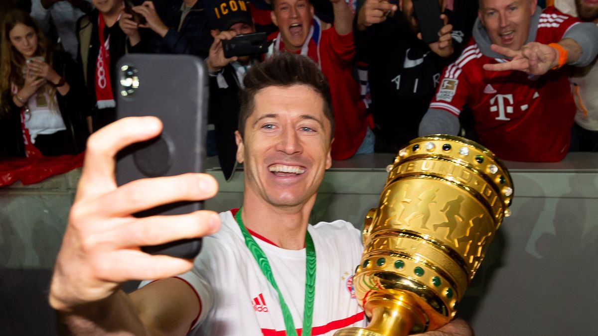 Robert Lewandowski z trofeum za zdobycie Pucharu Niemiec