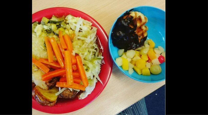 W obiadach w stołówce szkolnej w Wielkiej Brytanii dominują fast foody 