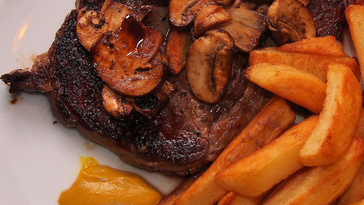 Grillowany stek z antrykotu z kością (mięso i tłuszcz)