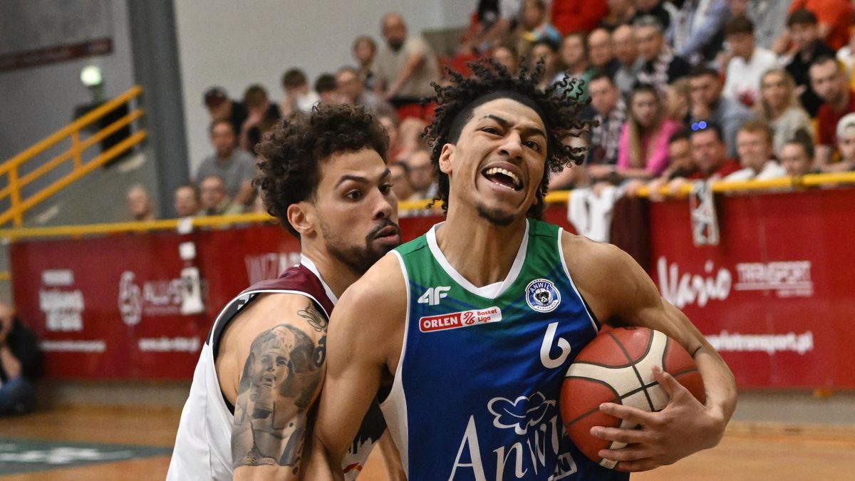 PAP / Marcin Bielecki / Victor Sanders (z piłką) i Devon Daniels