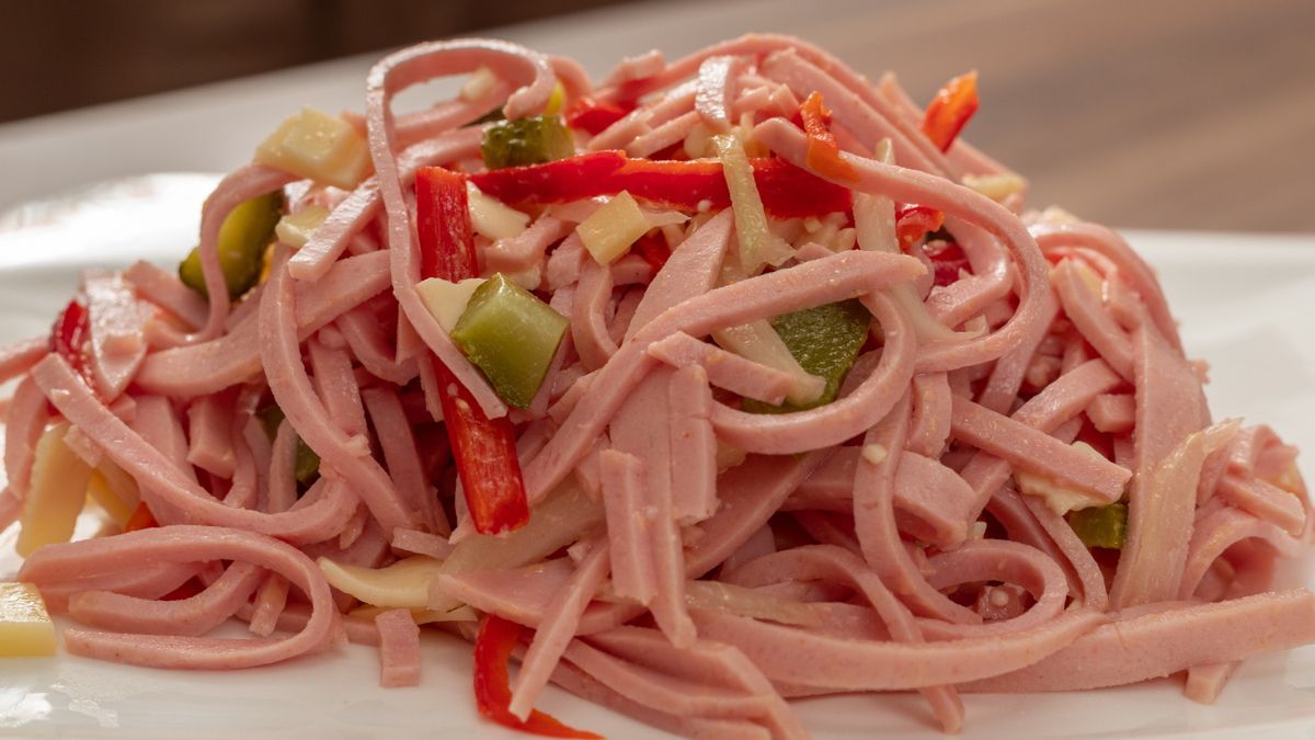 Sałatka szwajcarska to proste, a jednocześnie efektowne danie