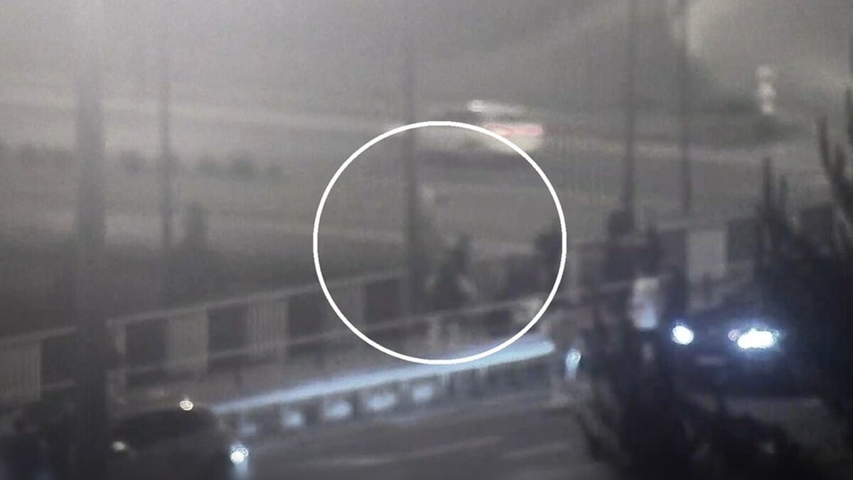 Mężczyzna stojący na barierce wiaduktu Poniatowskiego w Lublinie