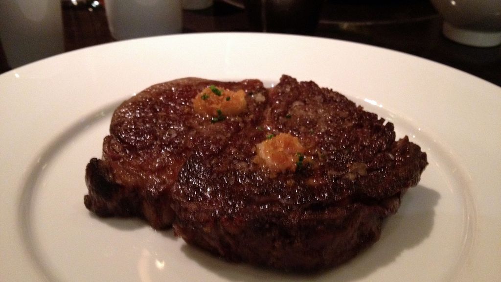 Pieczony stek z antrykotu z kością (mięso i tłuszcz, II klasa mięsa)