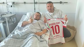 Polski kibic ugodzony nożem w Niemczech. Odwiedził go Podolski