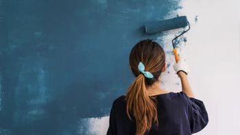 Malowanie ścian farbą lateksową czy akrylową? Jedna znosi szorowanie, druga nie