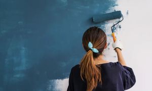 Malowanie ścian farbą lateksową czy akrylową? Jedna znosi szorowanie, druga nie