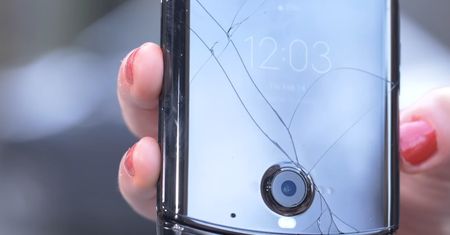 Czy składany smartfon może przetrwać upadek? Drop test modeli Galaxy Z Flip i Motorola Razr