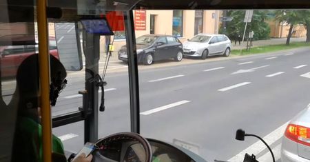 Kierowca MPK Lublin wpatrzony w telefon prowadził autobus (wideo)