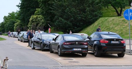 Na pl. Zamkowym uroczysty apel z okazji Dnia Weterana, a na pobliskim chodniku prywatny parking