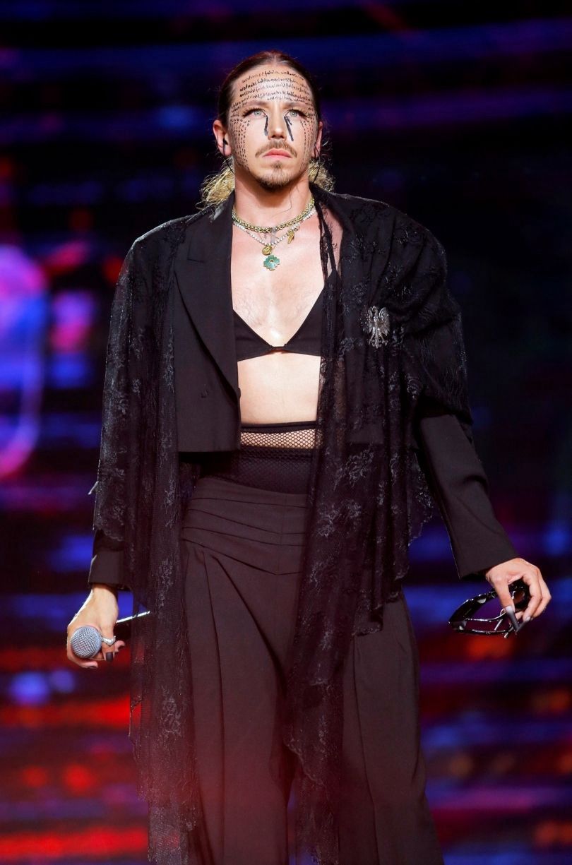 Michał Szpak znów pozuje w biustonoszu