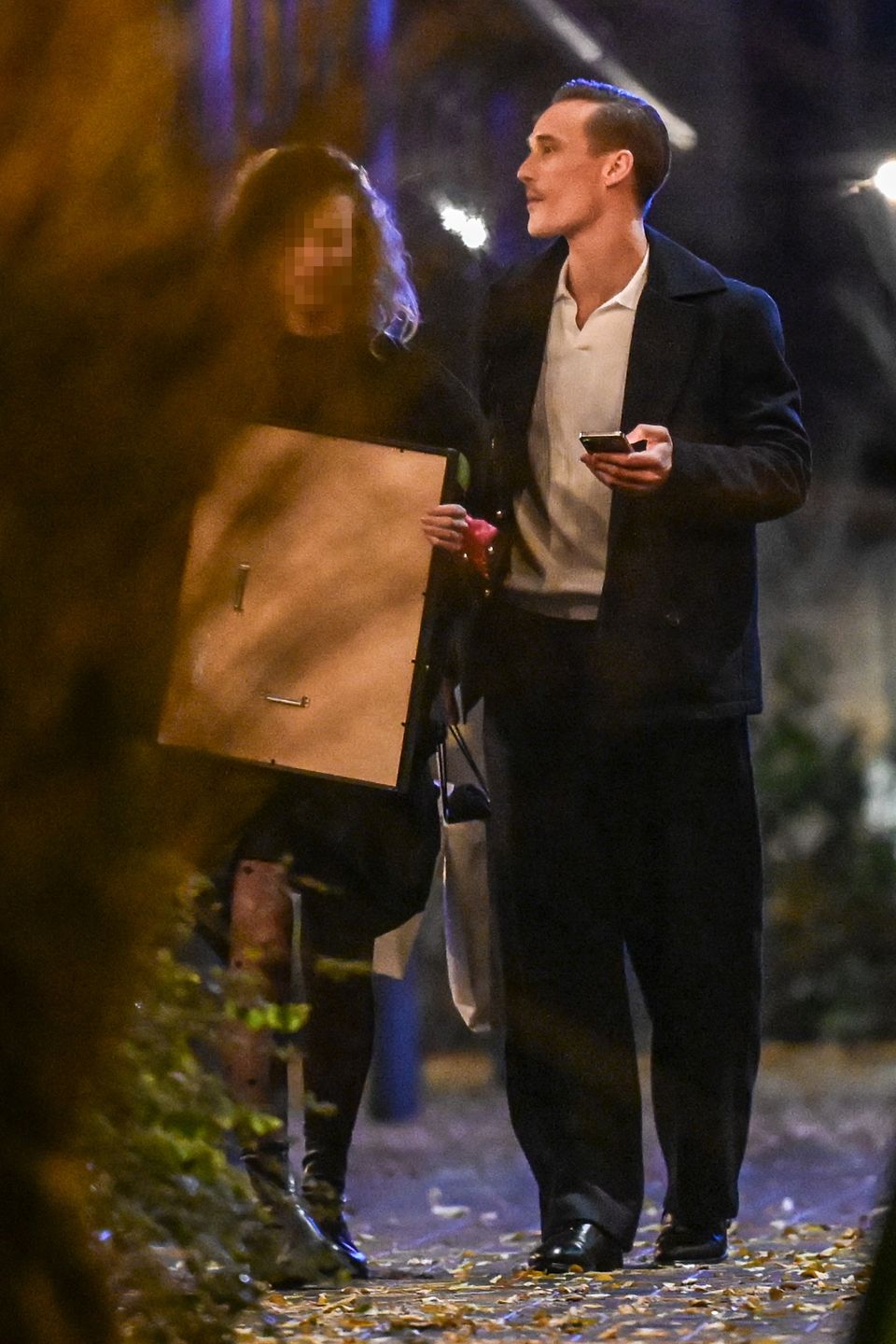 Maurycy Popiel całuje się z tajemniczą blondynką