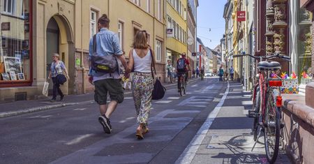 Konsumenci i przedsiębiorcy bardziej optymistyczni. Ale tempo poprawy zwalnia