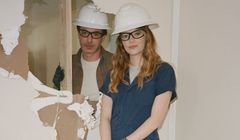 Nowy serial z Emmą Stone uderzy wam do głów. Fenomen cringe comedy