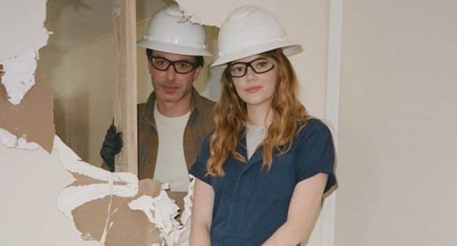 Nowy serial z Emmą Stone uderzy wam do głów. Fenomen cringe comedy