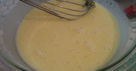 Budyń bananowy instant przygotowany z mlekiem pełnotłustym