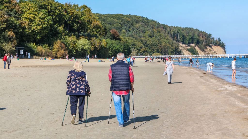 Spacer nad brzegiem morza w wietrzny dzień może służyć uzupełnieniu niedoborów jodu