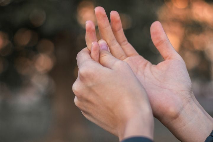 Drętwienie rąk może być objawem wielu różnych chorób.