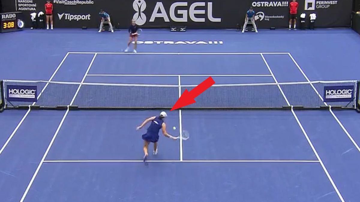 Twitter / WTA / Na zdjęciu: zagranie Igi Świątek w finale turnieju w Ostrawie