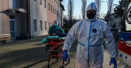 Koronawirus w Polsce. Ta lawina się nie kończy. Raport z czwartku, 22 kwietnia