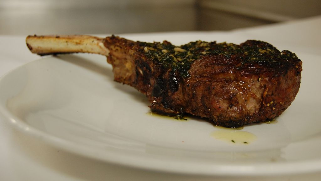 Pieczony stek z antrykotu z kością (mięso i tłuszcz)