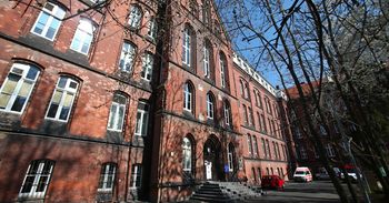 Wielka akcja dla pacjentów szpitala przy ul. Grabiszyńskiej we Wrocławiu. Odnawiają im podwórko, żeby choć na chwilę mogli opuścić szpitalne sale