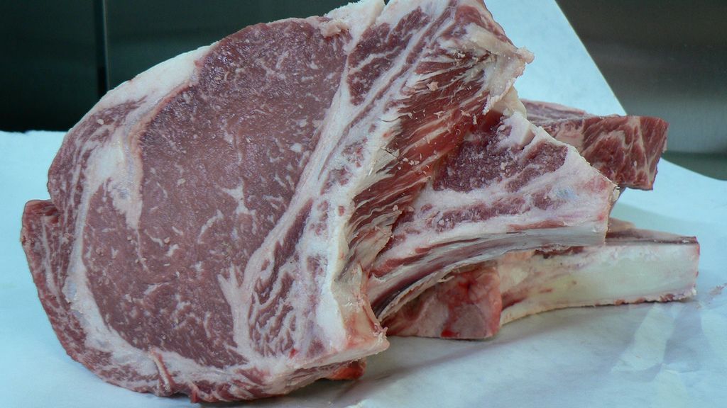 Surowy stek z antrykotu z kością (mięso i tłuszcz, II klasa mięsa)