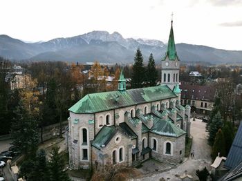 Lunapark przy kościele na Krupówkach. Ludzie oburzeni, ksiądz nie widzi problemu