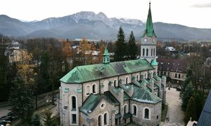Lunapark przy kościele na Krupówkach. Ludzie oburzeni, ksiądz nie widzi problemu
