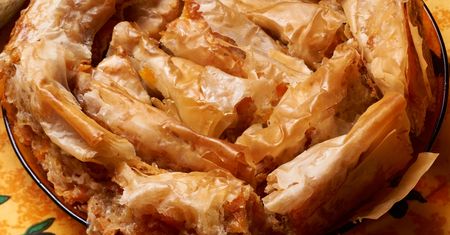 Od października do marca znajdziesz go w każdej kawiarni. Ma chrupiące ciasto i słodkie nadzienie