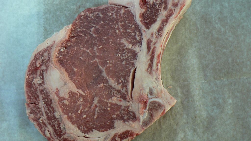 Surowy stek z antrykotu z kością (mięso i tłuszcz, (III klasa mięsa)