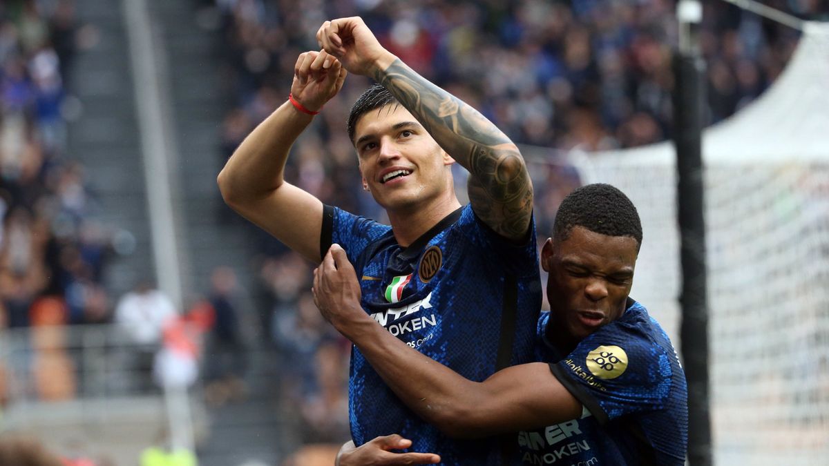 Getty Images / MATTEO BAZZI  / Na zdjęciu od lewej: Joaquin Correa oraz Denzel Dumfries