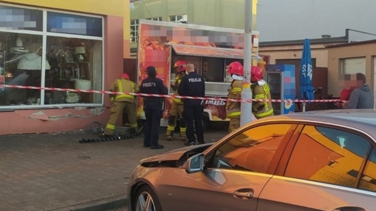 89-latek za kierownicą mercedesa. Zdjęcia z Rawicza