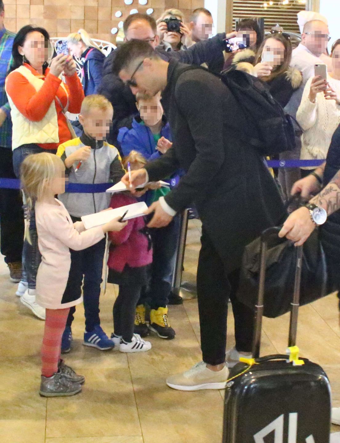 Robert Lewandowski rozdał autografy dzieciom
