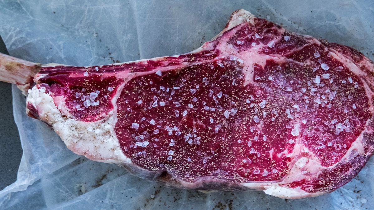 Surowy stek z antrykotu z kością (mięso i tłuszcz)