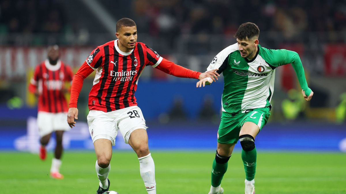 Getty Images / Alex Pantling - UEFA/UEFA via Getty Images) / Jakub Moder w walce o piłkę z zawodnikiem Milanu