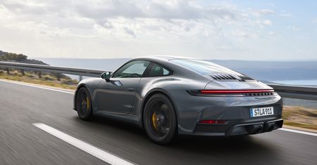 Porsche pokazało pierwsze hybrydowe 911. Ma więcej mocy i… większy silnik