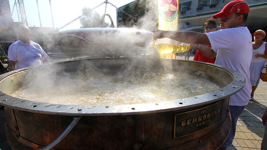 Kucharz wpadł do kadzi z wrzącą zupą
