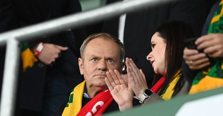 Tusk na meczu Polska-Litwa. Niesportowe zachowania kiboli