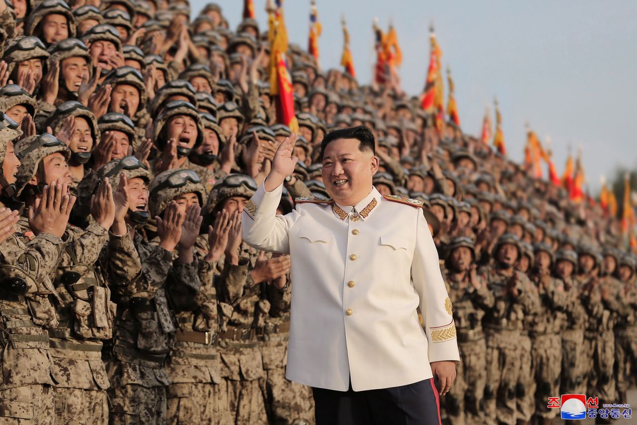Kim Jong-Un na spotkaniu z żołnierzami podczas parady.