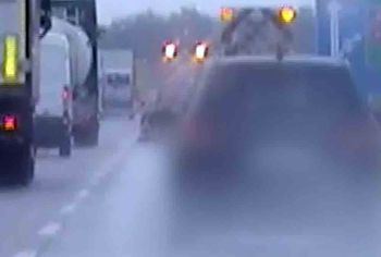 Pijany mieszkaniec okolic Żagania uciekając policji uderzył w przyczepę drogowców na A4