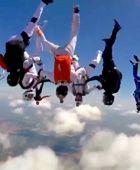 Węgry - brawurowy skok spadochroniarzy nad jeziorem Balaton