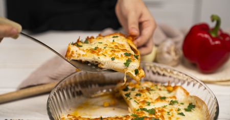 Zapiekane kieszonki z pysznym farszem to nasz przepis dnia. Na jednej porcji na pewno się nie skończy